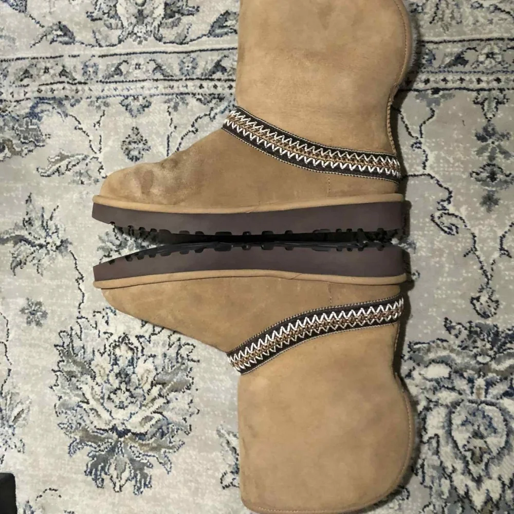 UGG Classic Short Crescent Chestnut